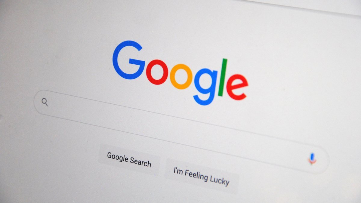 Página de busca do Google aberta na tela, com a barra de pesquisa em destaque.
